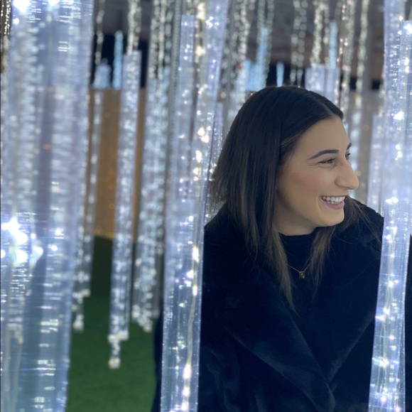 Meet your Posher, Cristina - Picture 1 of 1